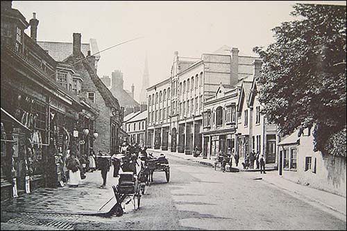 High Street around 1900 before the fire destroyed Cave's factory