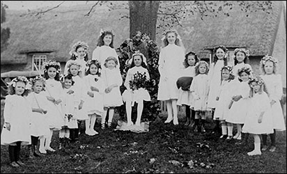 May Queen and girls 1914