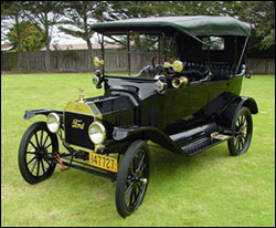 Photo of a Ford Touring car of 1915, similar to the type described by Mr Hawkins 
