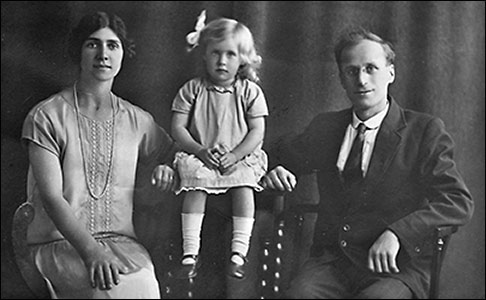 Passport photo of Eileen with her parents Amelia and Frank Smith