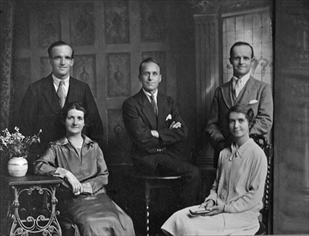 Picture of Smith family showing Sid, Frank - Eileen's father and Bill with their sisters Betty and Nancy