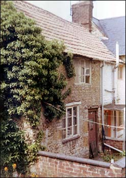 This photo of 12 Upton Place/94 High Street south was taken when the house came on the market in the early 1980s.  It was described as "needing complete renovation" and was on sale for £1,500 ! (!t was stipulated that it had to be a cash transaction!)