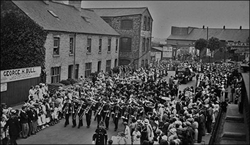 Photo of Massed Rushden Bands in the High Street possibly celebrating the end of WW1
