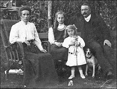 May & Violet with their parents 1911