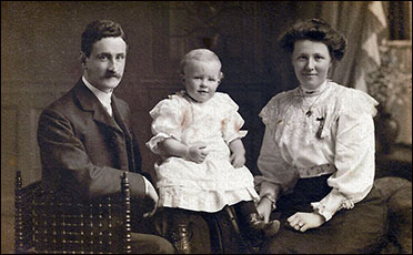 Alfred and Alice Watson with Thomas 1908