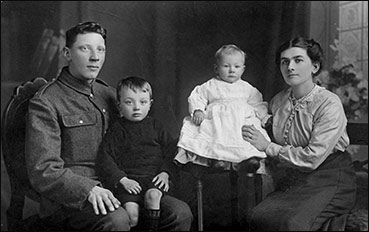 The Sail family in 1916 - father in uniform