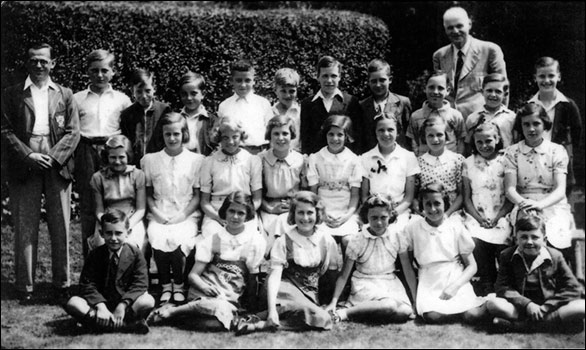 a photo of Daisy's class at her first schoolin Rushden. All the children are evacuees.
