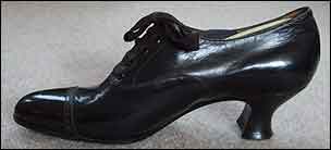 Ladies heeled shoe