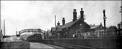 A picture showing a train from Higham Ferrers pulling in to Rushden Station.