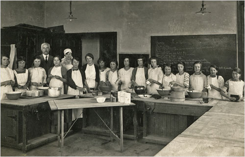 Wharf Rd Cookery class1924-5