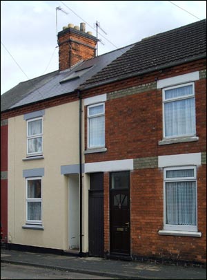 Note the alley way between these cottages  has a gate