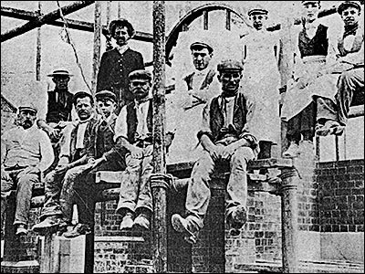 A Marriott workforce building a chapel in Finedon in 1903