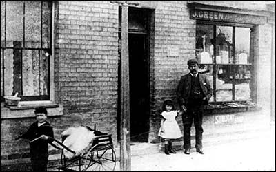 Photograph of Joe  Green with young daughter Flo