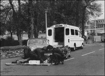Using the scoop stretcher