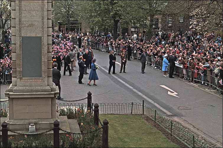 The crowds greet The Queen