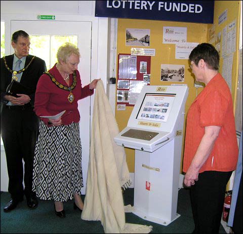 The Mayor unveils the IT Kiosk