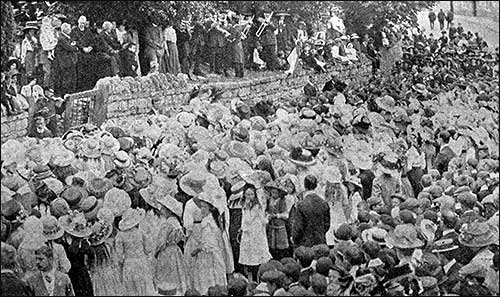 outside the churchyard in 1911