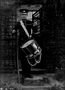 Photograph of Gordon Scholes under the arch in 1937