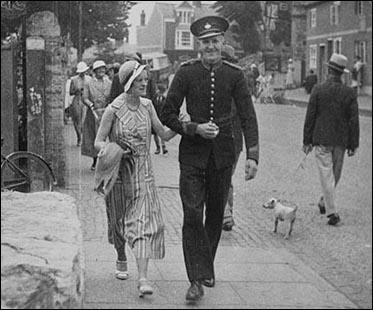 photo of Ray with wife Vera c1940s outside Hall Park gates