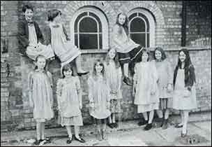 Cast RATS Annie 1985