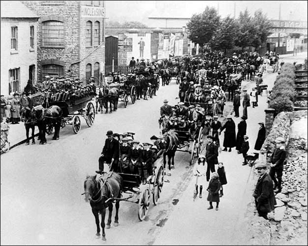 The carriages with the children aboard