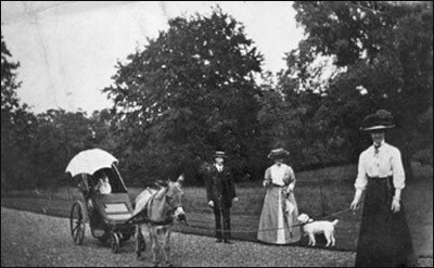 Joe Iliffe Butler in the centre with members of the Sartoris family