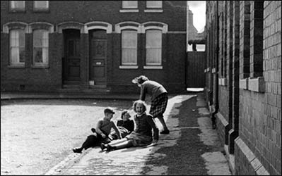 John Pendered, Ann Wills, Linda and her cousin Pamela