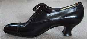 Ladies heeled shoe