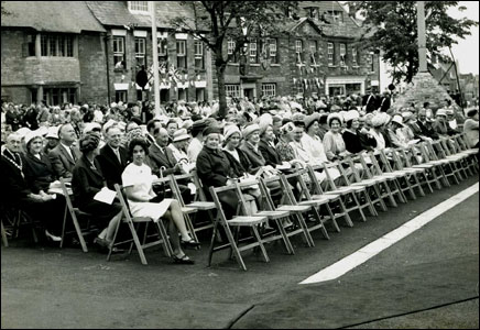 The crowd on the Square