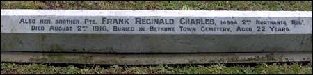 Kerbstone on grave DA.113